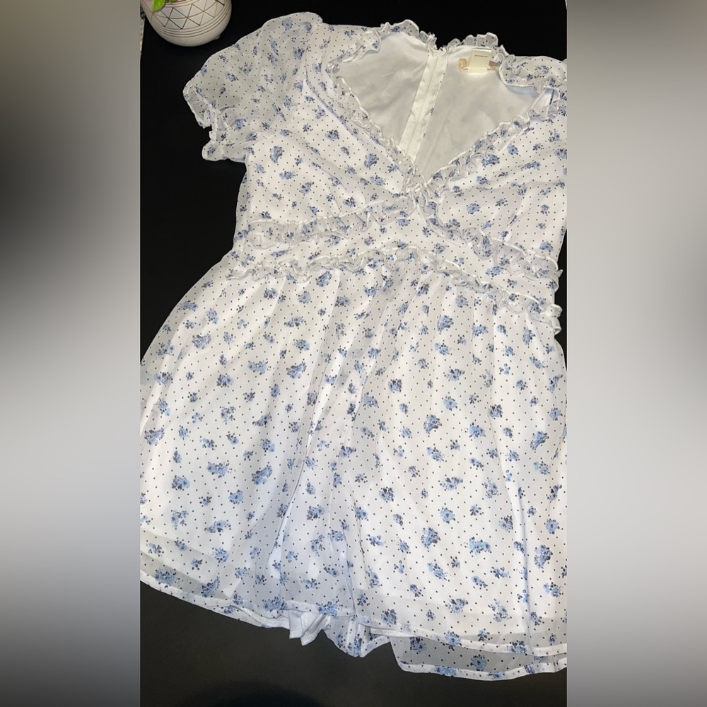Altar’d State White & blue floral Ruffle V neck Romper Size XL NWT